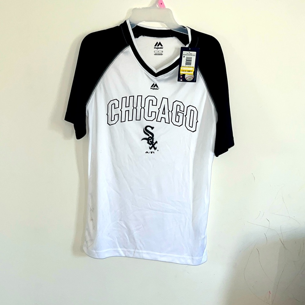 Chicago white Sox women’s  v neck short sleeves size S NWT
